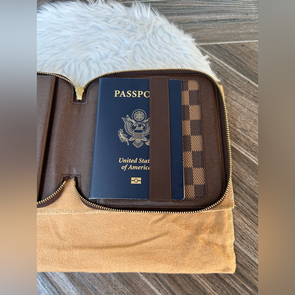 Louis Vuitton Olav Wallet Organizer in DE - Picture 9 of 16